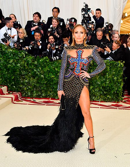 Дженнифер Лопес продает на аукционе свое платье с Met Gala 2018