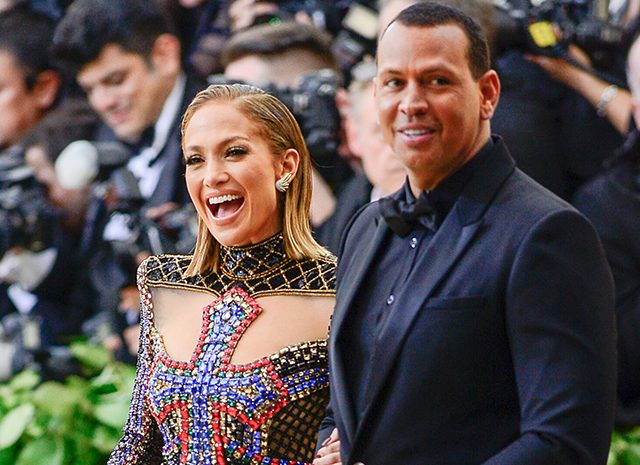 Дженнифер Лопес продает на аукционе свое платье с Met Gala 2018